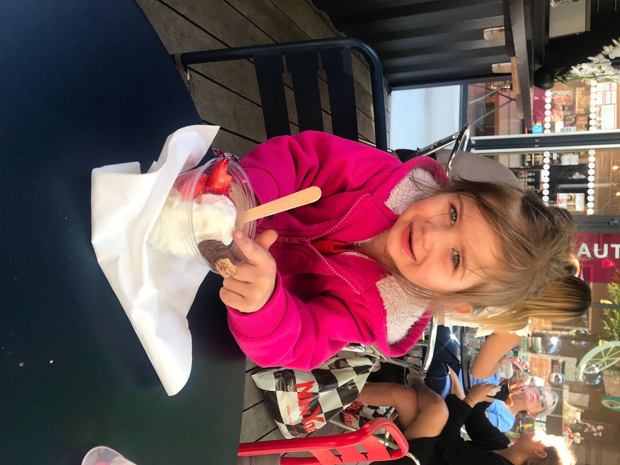 Joyce a rejoint le concours — aidez-le/la à gagner de superbes lots ! carmine, costume, event, flowerpot, fun, happy, joy, leisure, magenta, person, pink, plant, shelf, smile, t_shirt, toddler, travel, vacation