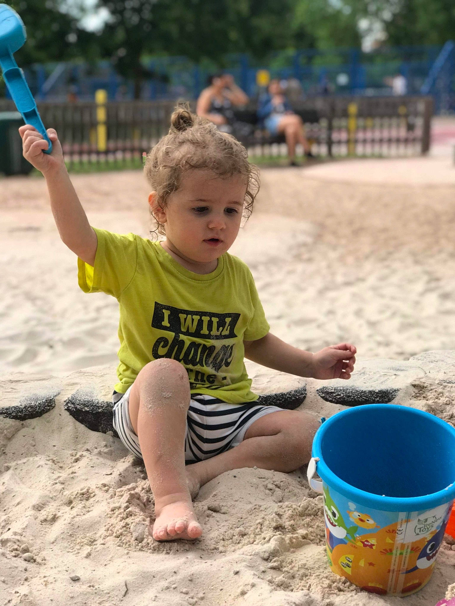 Maylone participe au concours pour gagner de l'argent avec cette photo : beach, blue, bucket, child, fun, grass, happy, leisure, natural_environment, people_in_nature, person, photograph, recreation, sand, shorts, soil, summer, t_shirt, toddler, tree