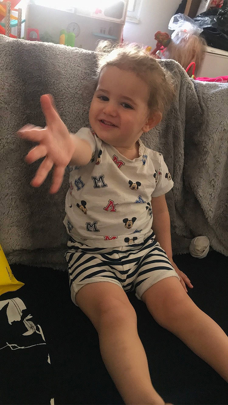 Maylone a rejoint le concours — aidez-le/la à gagner de superbes lots ! arm, baby, baby_toddler_clothing, cheek, eye, finger, hairstyle, happy, infant_bodysuit, iris, joy, knee, mouth, organ, person, skin, sleeve, smile, thigh, thumb