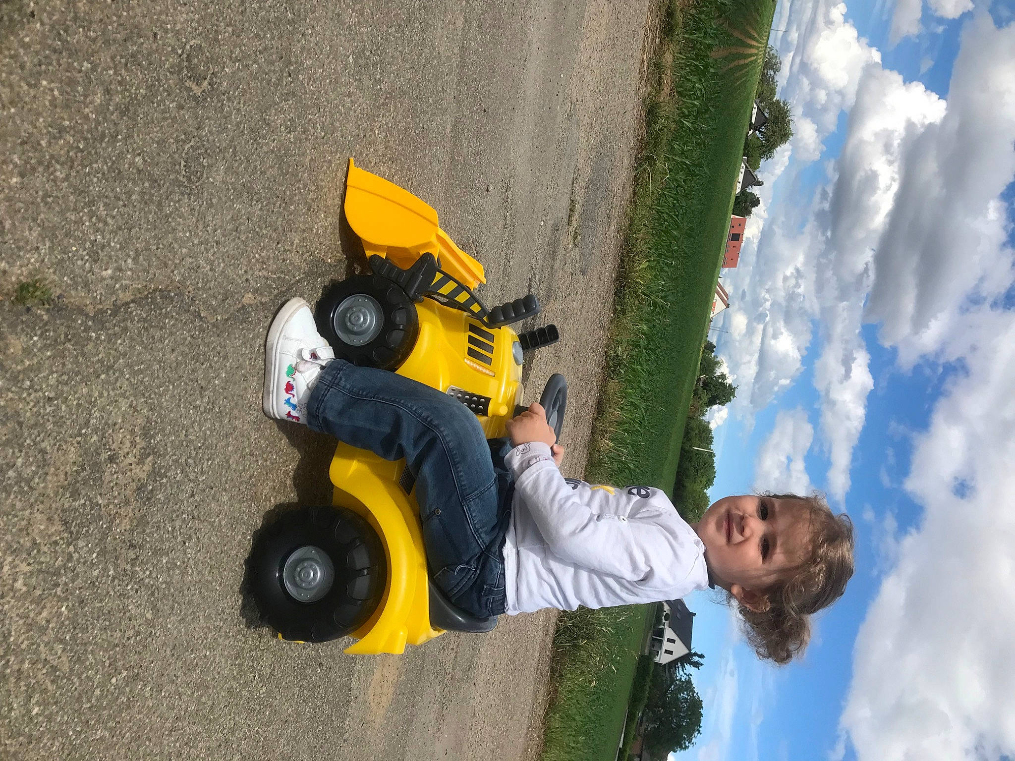 Maylone participe au concours pour gagner de l'argent avec cette photo : asphalt, automotive_design, automotive_exterior, automotive_lighting, automotive_tire, automotive_wheel_system, cloud, extreme_sport, fender, happy, helmet, leisure, motor_vehicle, person, recreation, rim, rolling, sky, tire, vehicle