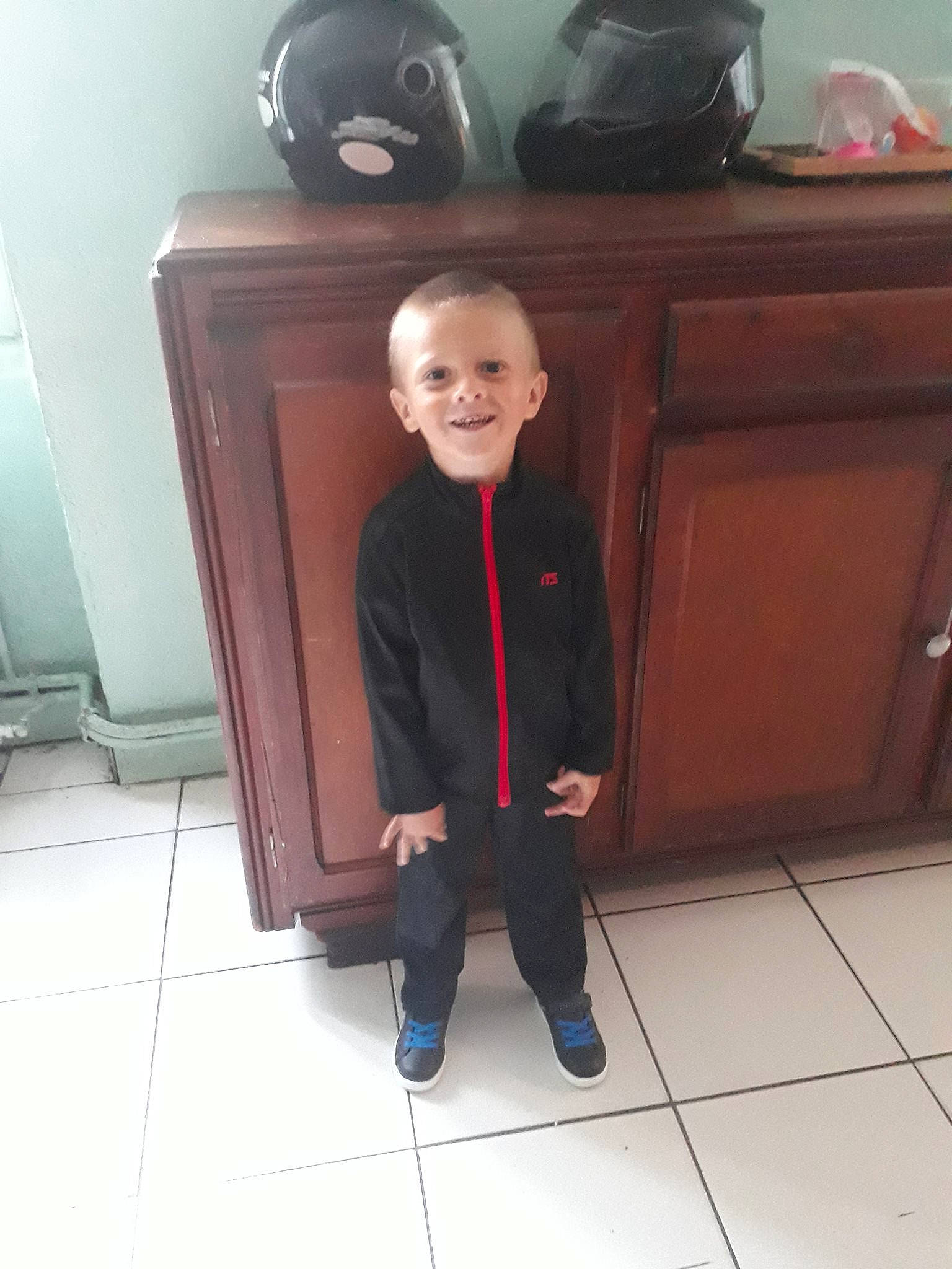 Anthonio participe au concours pour gagner de l'argent avec cette photo : child, door, floor, furniture, head, joy, person, photography, shoe, snapshot, standing, toddler