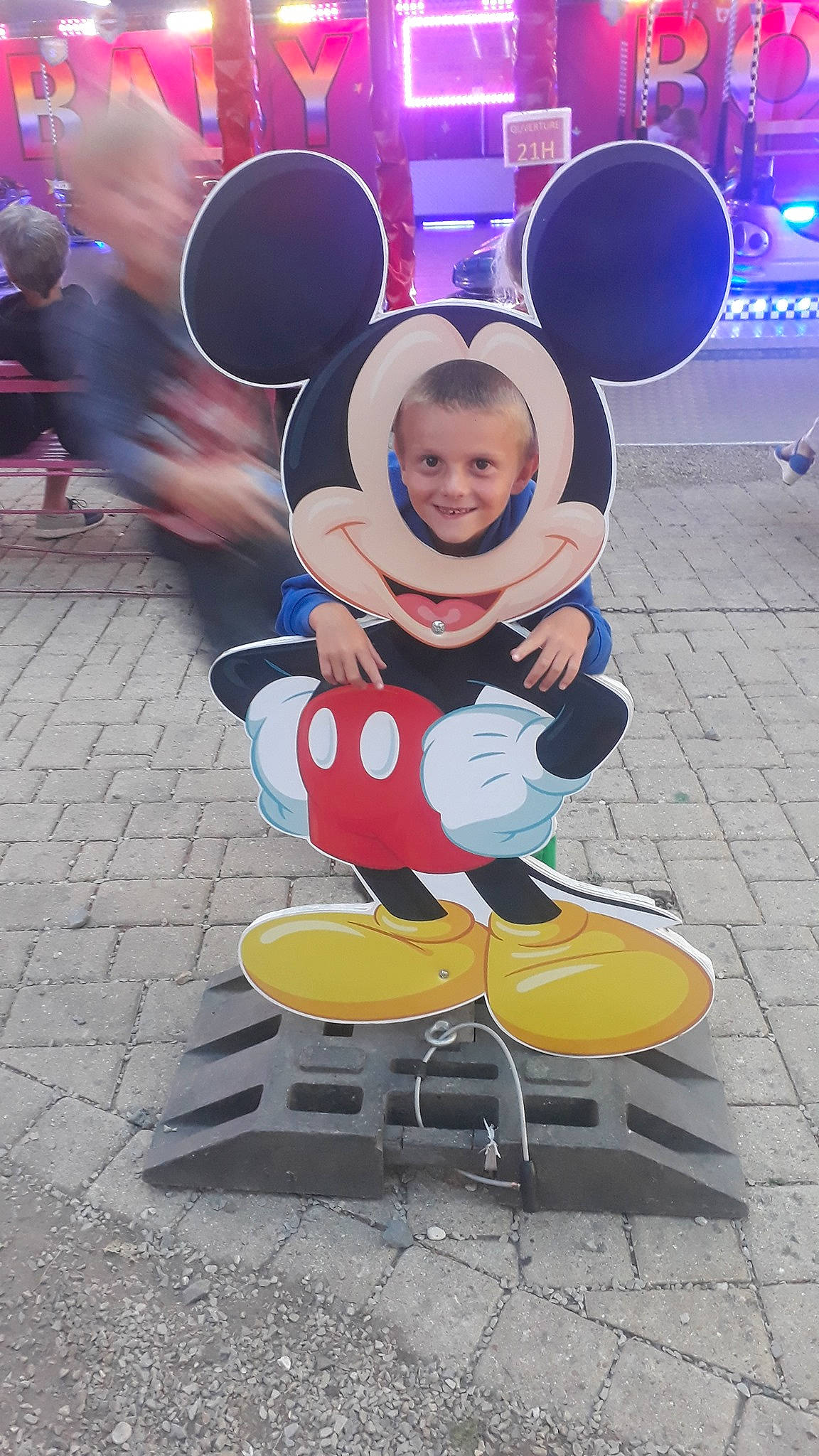 Anthonio a rejoint le concours — aidez-le/la à gagner de superbes lots ! child, fun, joy, leisure, person, public_space, sitting, smile, toddler, vacation