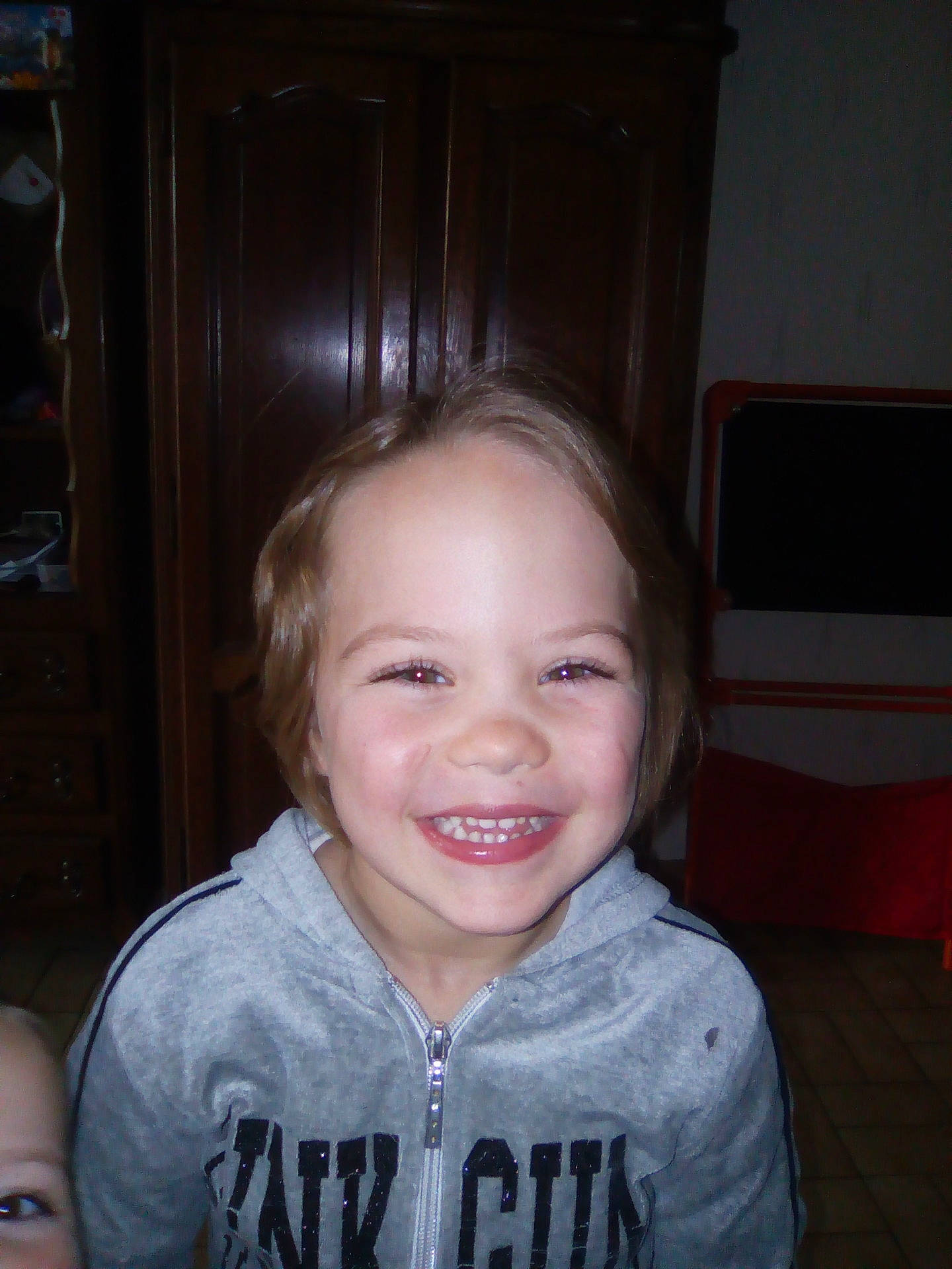 Gladys participe au concours pour gagner de l'argent avec cette photo : blond, cheek, child, chin, day, emotion, eye, face, facial_expression, forehead, girl, hair, hairstyle, head, human_body, human_hair_color, joy, nose, skin, smile