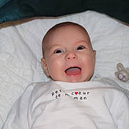 Soëlya a rejoint le concours — aidez-le/la à gagner de superbes lots ! baby, infant, smiling, mouth_open, tongue, onesie, pacifier, blanket, face, eyes, happy, lying_down, car_seat, head, cheeks, skin, portrait, closeup, adorable, nursery