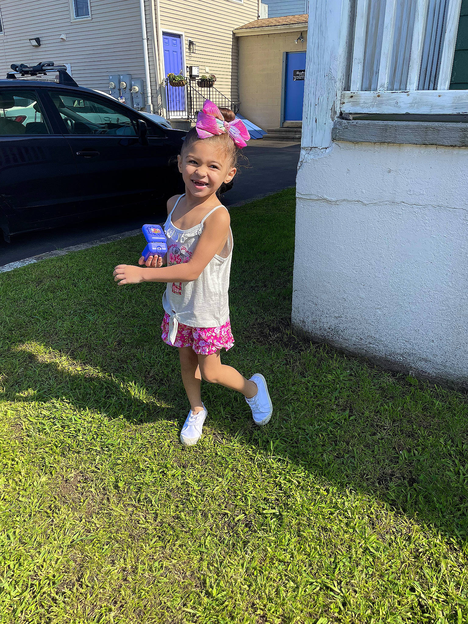 Amayrani is registered to the contest to win money with this photo: asphalt, car, child, door, electric_blue, fun, grass, grassland, hat, house, joy, landscape, lawn, leisure, magenta, people_in_nature, person, plant, sun_hat, toddler