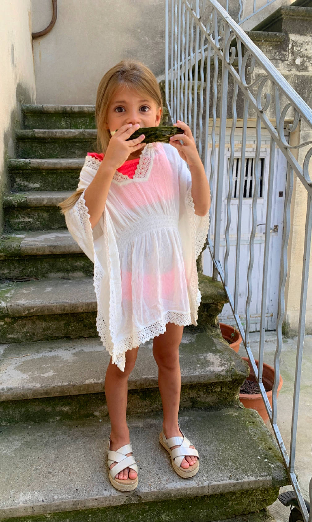 Kenza a rejoint le concours — aidez-le/la à gagner de superbes lots ! day_dress, dress, eye, fashion_design, flash_photography, footwear, happy, head, human_leg, knee, leg, long_hair, neck, person, pink, sleeve, stairs, standing, thigh, toddler