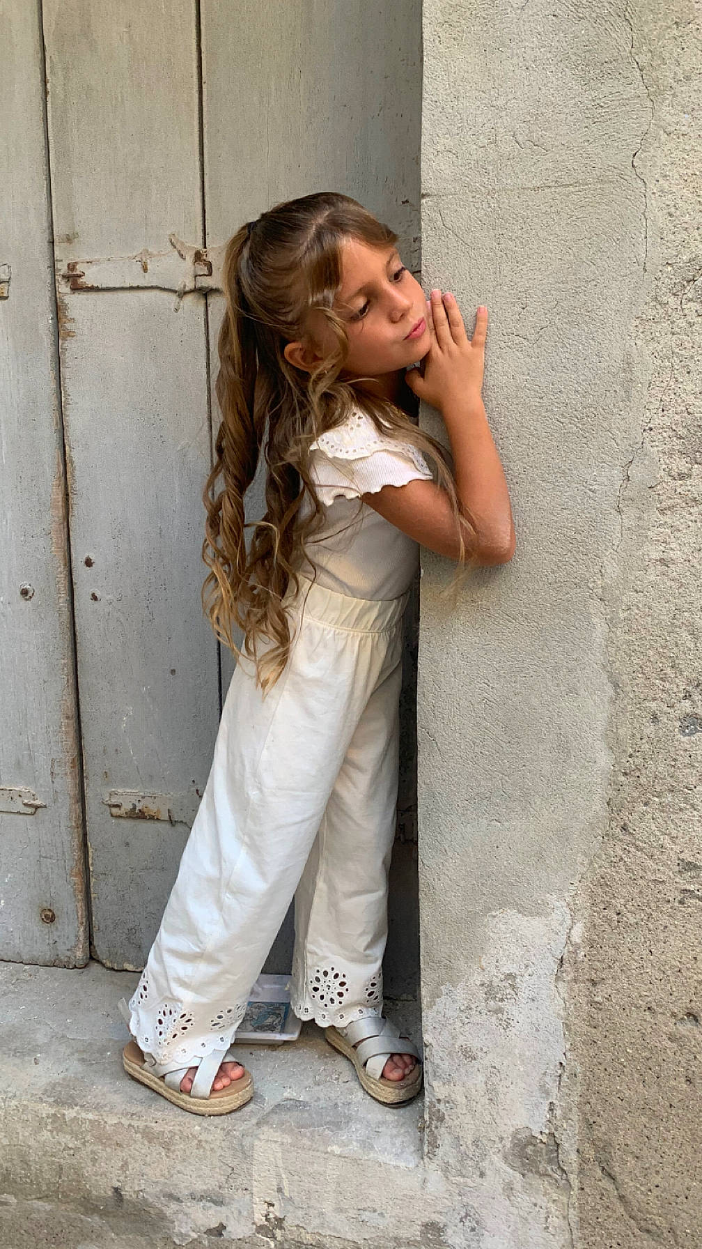 Kenza a rejoint le concours — aidez-le/la à gagner de superbes lots ! blond, brown_hair, elbow, eyewear, fashion_design, fashion_model, flash_photography, grey, human_leg, knee, leg, lip, long_hair, neck, person, sandal, sitting, sleeve, thigh, waist