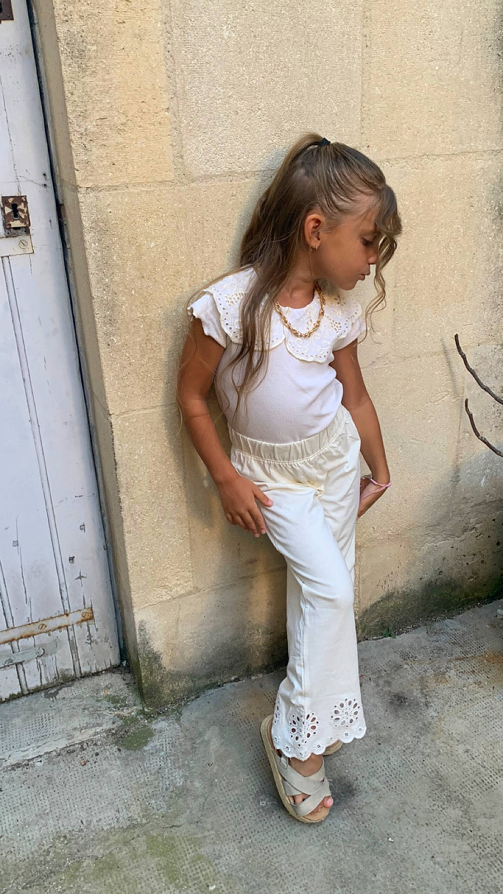 Kenza a rejoint le concours — aidez-le/la à gagner de superbes lots ! abdomen, chest, denim, door, elbow, fashion_design, flash_photography, foot, grey, human_leg, joint, knee, person, sandal, sitting, sleeve, sportswear, t_shirt, thigh, trunk