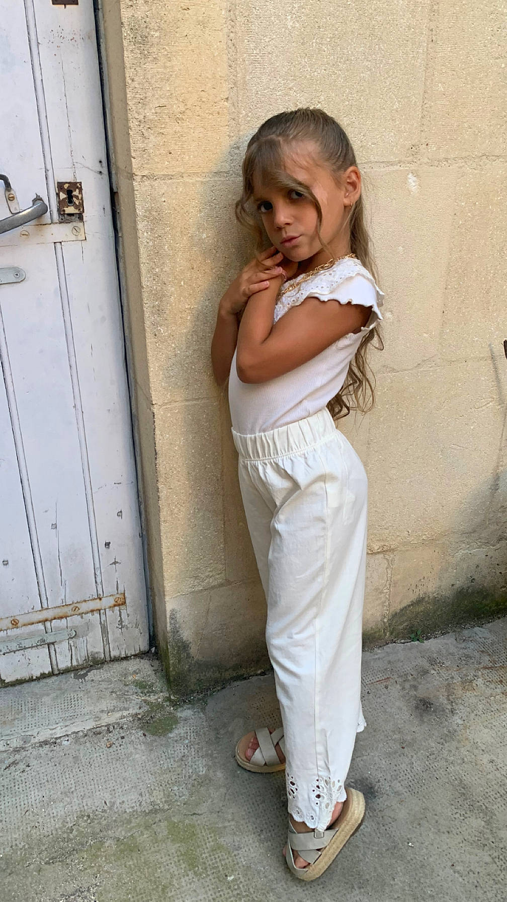 Kenza participe au concours pour gagner de l'argent avec cette photo : abdomen, day_dress, door, elbow, face, fashion_design, flash_photography, flooring, human_leg, joint, knee, person, sandal, shoulder, sitting, sleeve, t_shirt, thigh, toddler, trunk