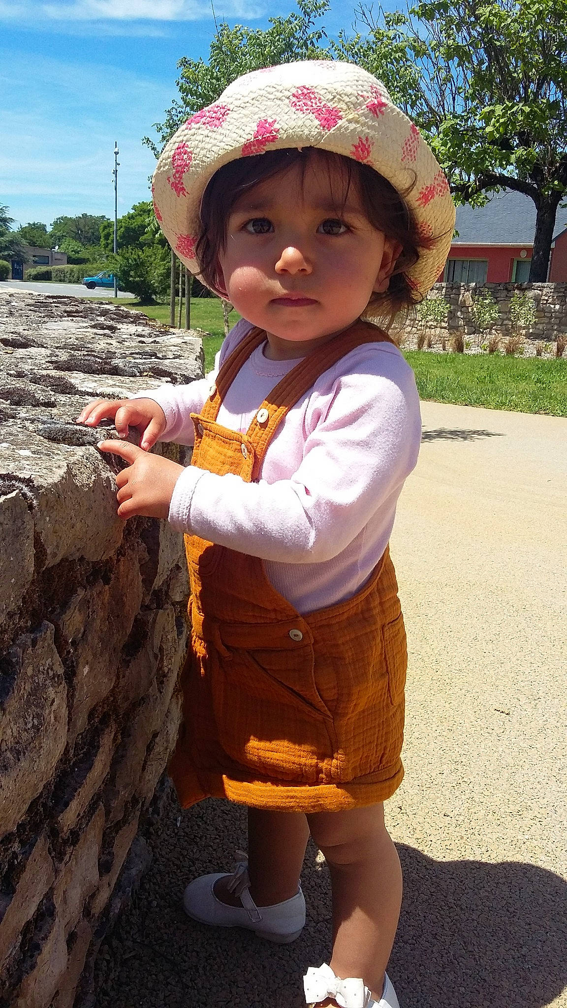 Dahlia Rose a rejoint le concours — aidez-le/la à gagner de superbes lots ! child, hat, headgear, headwear, person, smile, sun_hat, toddler