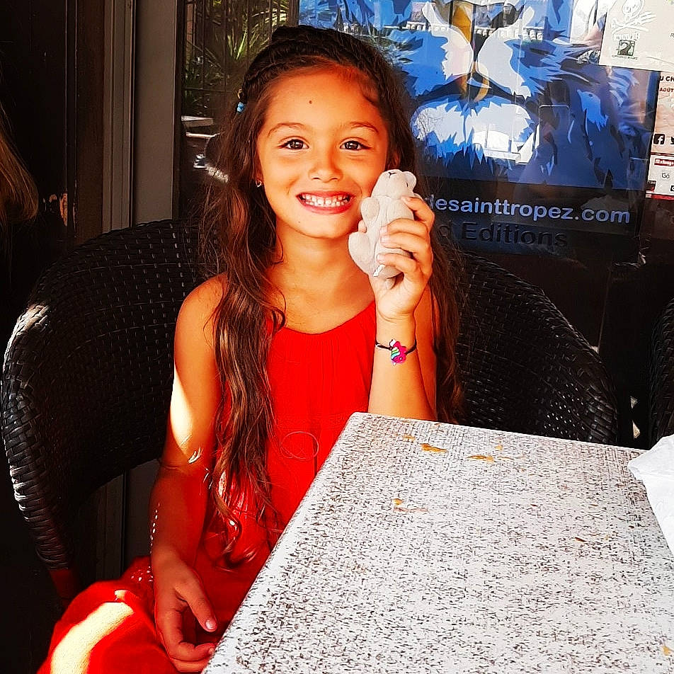 Khaïna participe au concours pour gagner de l'argent avec cette photo : beauty, brown_hair, child, dress, eye, face, facial_expression, hairstyle, happy, human, joy, lady, lip, long_hair, nose, person, photo_shoot, photography, red, selfie