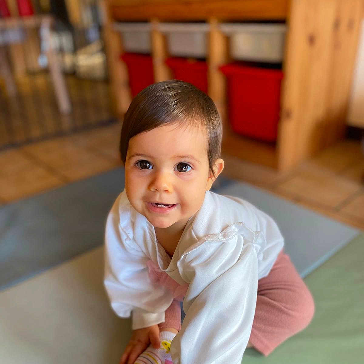 Eléa participe au concours pour gagner de l'argent avec cette photo : baby, babycrawling, clothing, crawling, face, happy, hardwood, head, hosiery, indoors, interiordesign, pants, person, photography, portrait, sitting, sleeve, smile, sock, wood