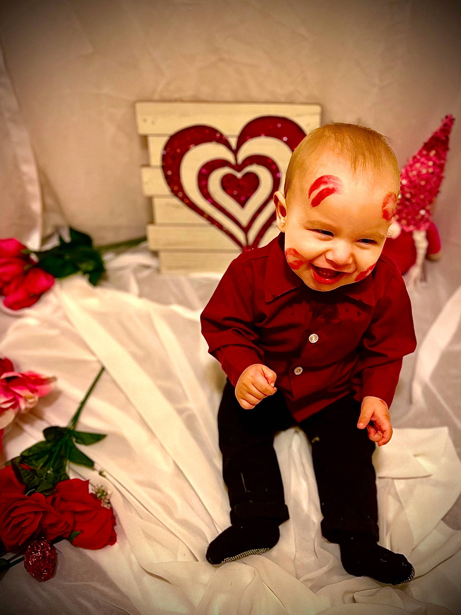 Marcel is registered to the contest to win money with this photo: baby, baby_toddler_clothing, carmine, child, comfort, event, eye, fictional_character, flooring, flower_arranging, fun, gesture, happy, joy, linens, person, petal, red, room, sitting