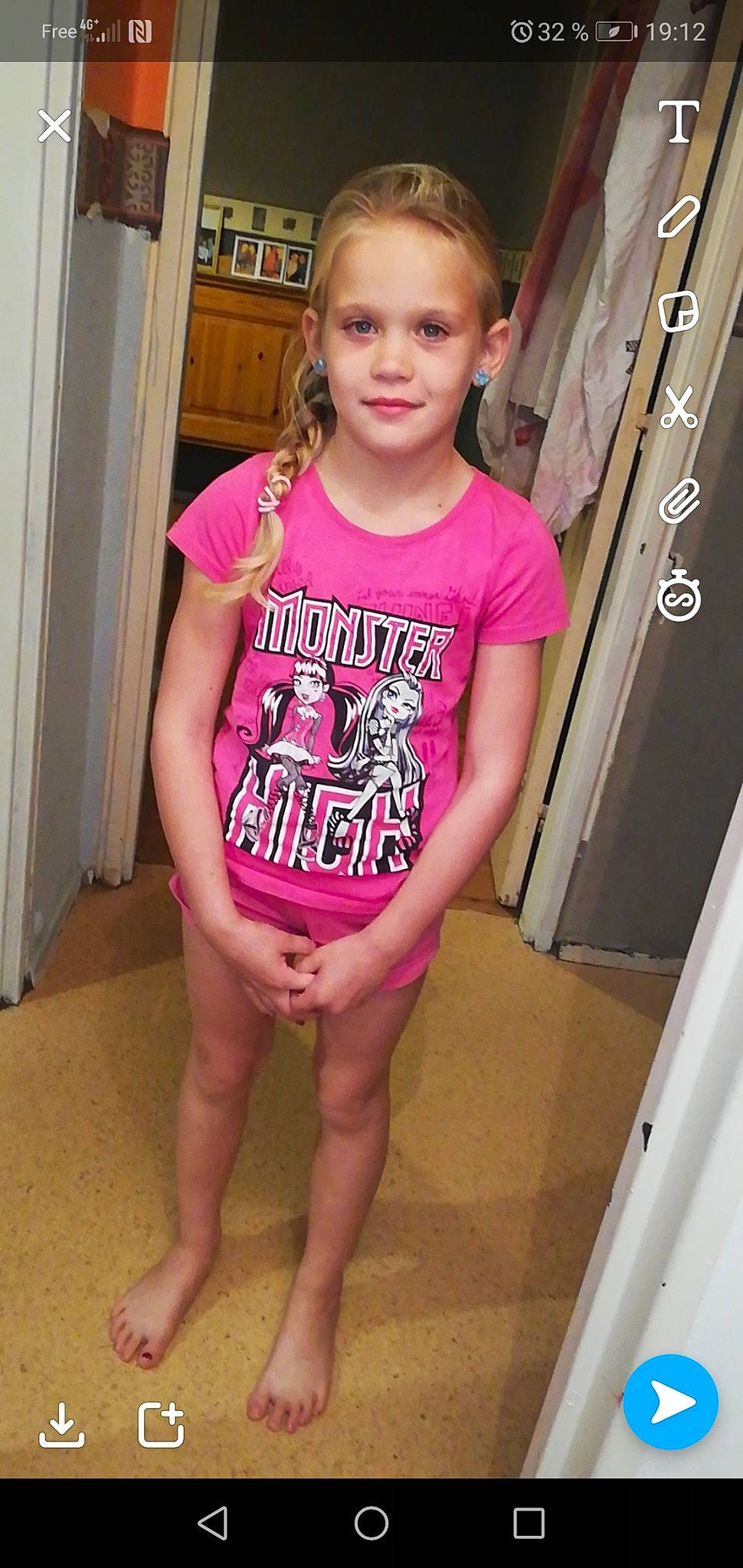 Prescilla a rejoint le concours — aidez-le/la à gagner de superbes lots ! child, clothing, leg, person, pink, t_shirt, toddler