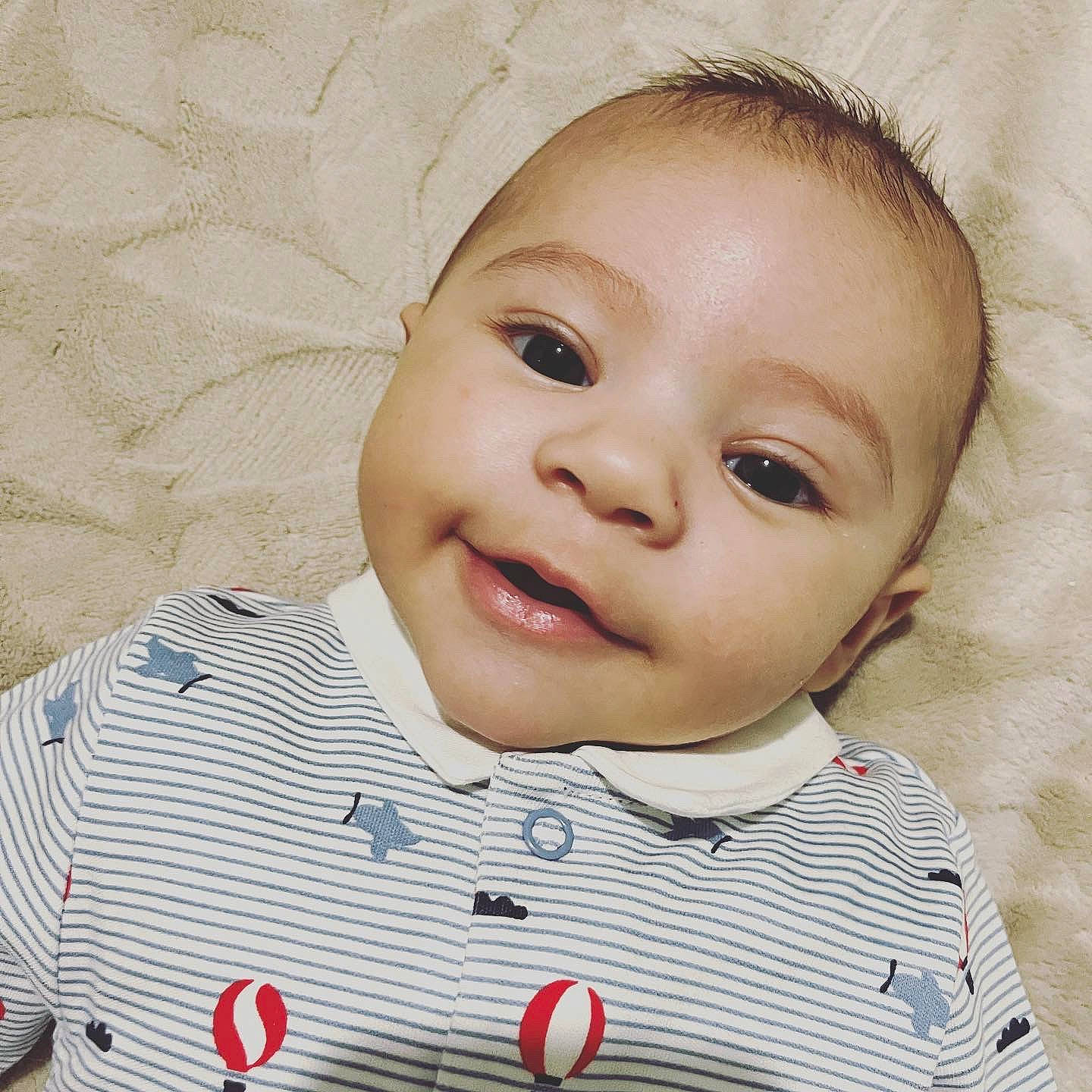 Mateo a rejoint le concours — aidez-le/la à gagner de superbes lots ! baby, baby_laughing, baby_toddler_clothing, beauty, cheek, chin, collar, cool, eyebrow, eyelash, face, happy, lip, nose, pattern, person, sleeve, smile, textile, toddler