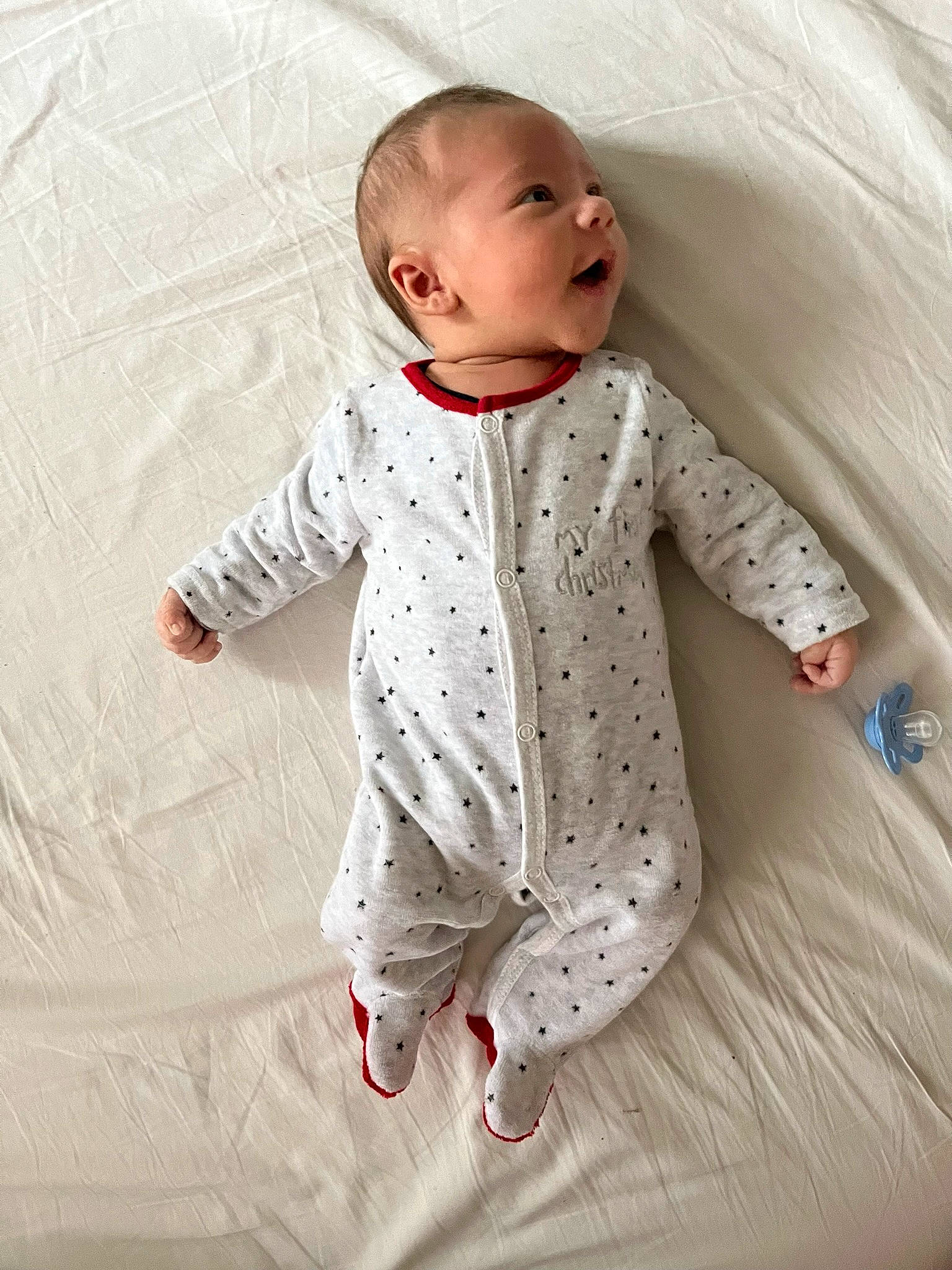 Mateo participe au concours pour gagner de l'argent avec cette photo : arm, baby, baby_products, baby_toddler_clothing, child, collar, comfort, face, flooring, fur, grey, linens, neck, outerwear, pattern, person, sitting, sleeve, t_shirt, textile