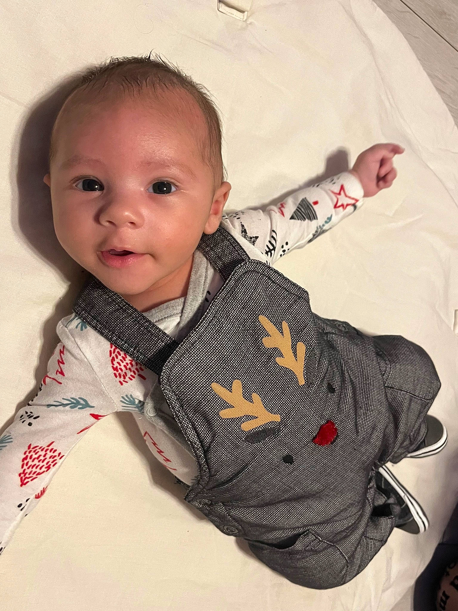 Mateo participe au concours pour gagner de l'argent avec cette photo : baby, baby_toddler_clothing, cheek, child, collar, comfort, creative_arts, head, iris, linens, lip, neck, outerwear, pattern, person, skin, sleeve, textile, toddler, wool