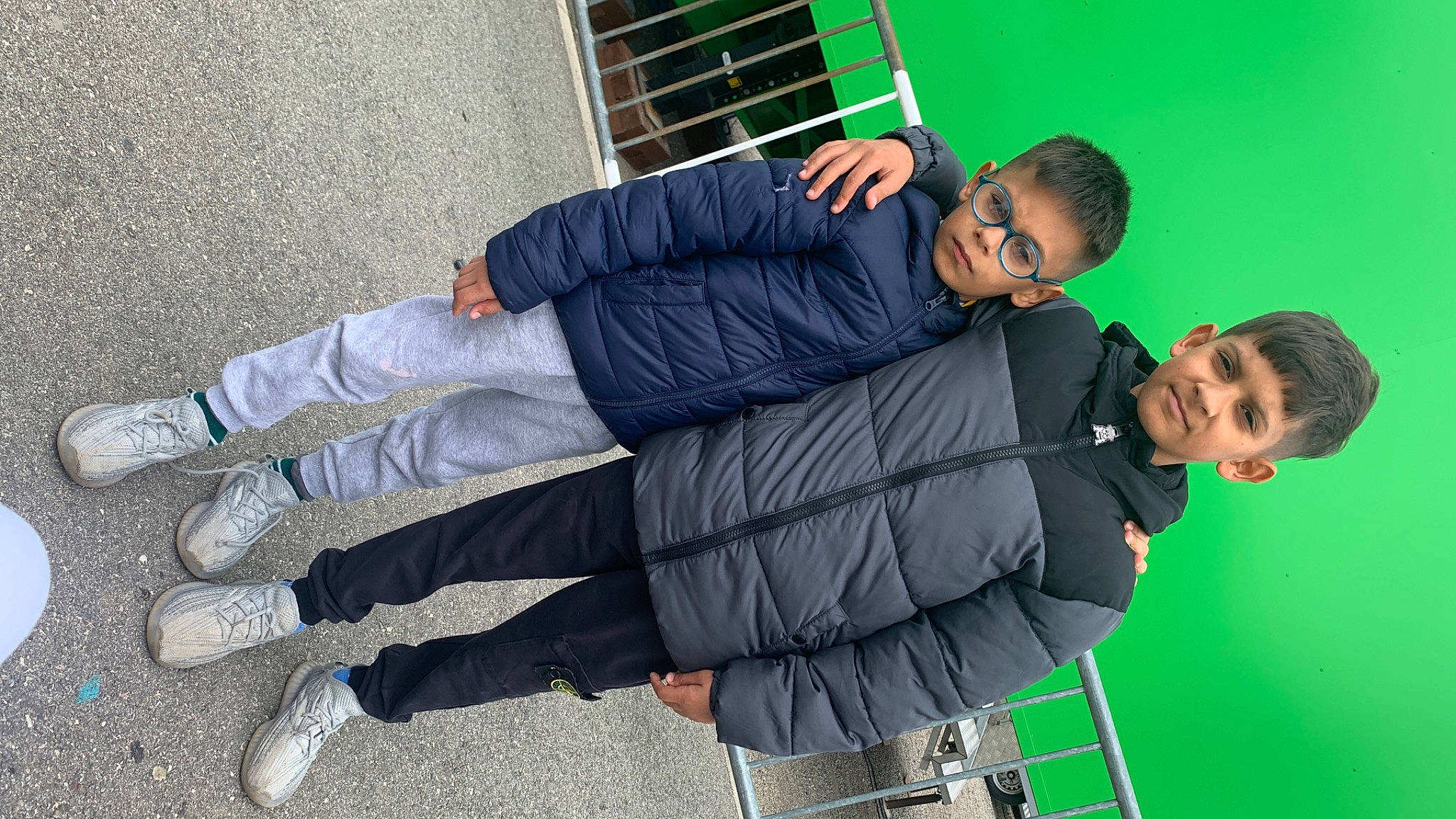 Félix Et Ricardo a rejoint le concours — aidez-le/la à gagner de superbes lots ! denim, foot, fun, human_leg, leisure, outdoor_shoe, person, recreation, sitting, smile, thigh, walking_shoe