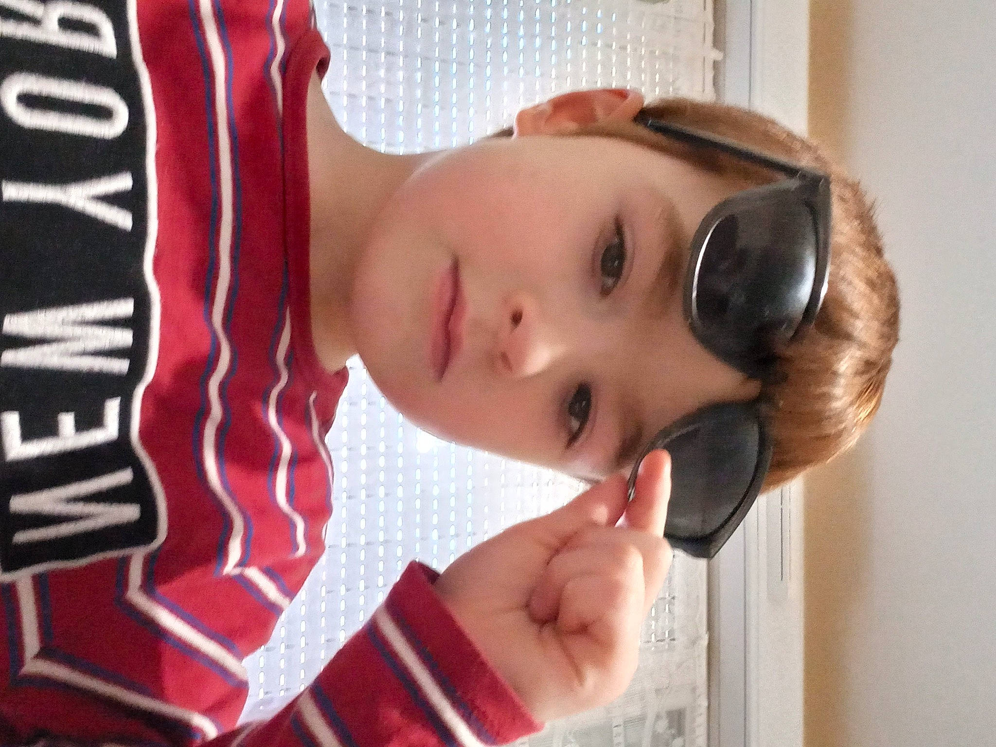 Soane a rejoint le concours — aidez-le/la à gagner de superbes lots ! audio_equipment, black_hair, carmine, child, doll, dress, eyelash, eyewear, fashion_accessory, fashion_design, gesture, goggles, jewellery, lip, mouth, neck, pattern, person, personal_protective_equipment, sunglasses