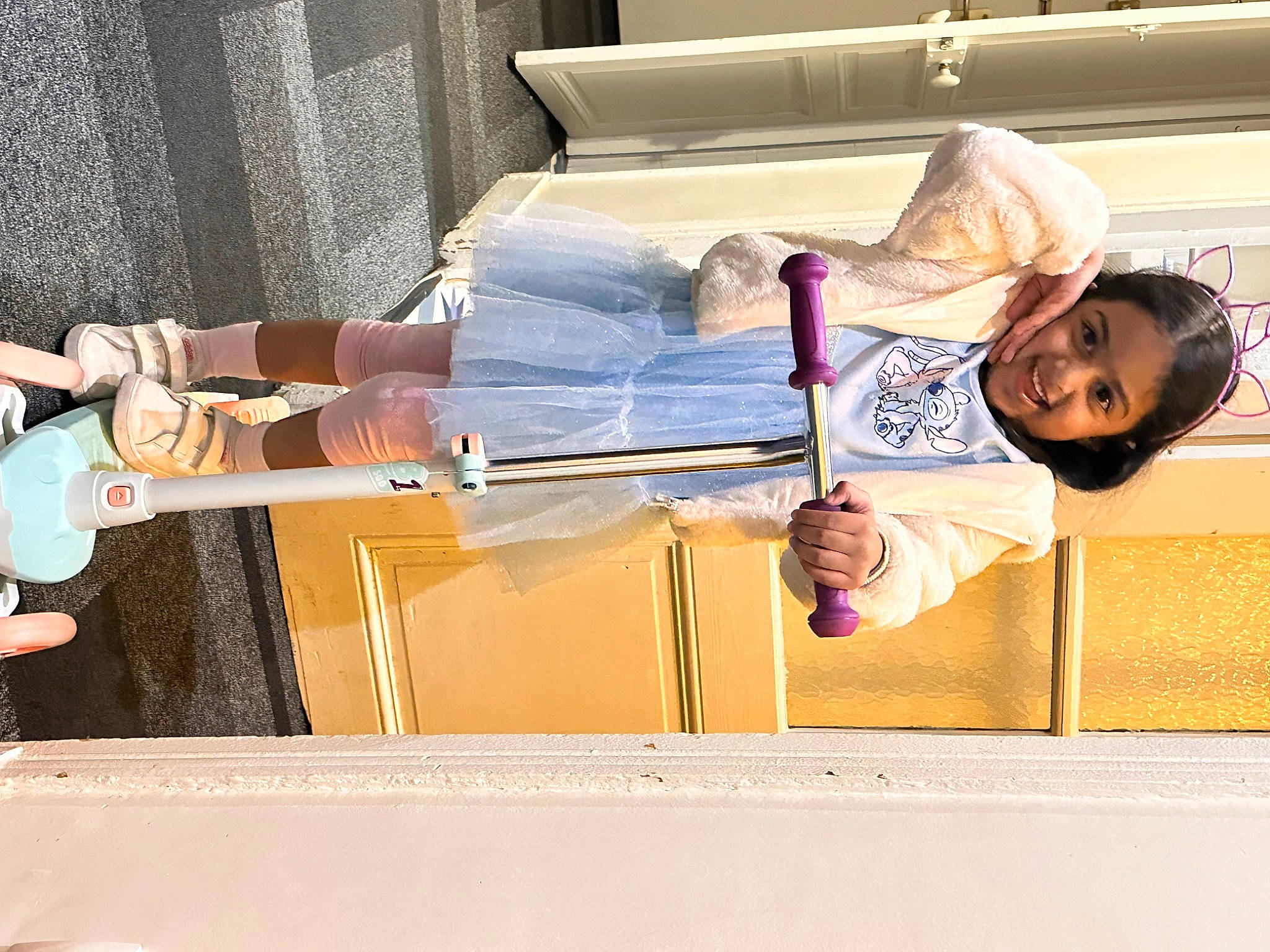 Eva a rejoint le concours — aidez-le/la à gagner de superbes lots ! arm, comfort, eyewear, happy, human_leg, joy, leisure, person, room, sitting, sleeve, smile, travel