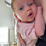 Ambre participe au concours pour gagner de l'argent avec cette photo : baby, child, infant, person, face, hand, skin, clothing, pink, nail_polish, furniture, sofa, couch, cat_tree, window, blanket, living_room, home, indoor, portrait