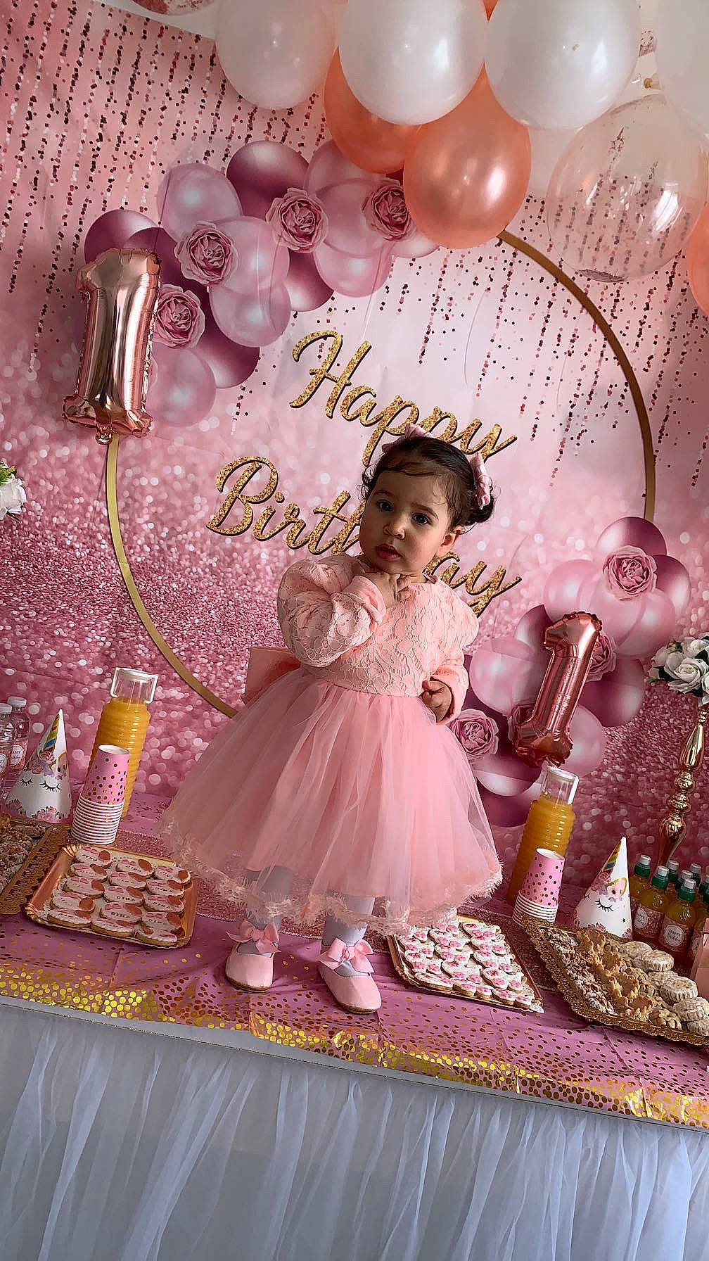 Dina a rejoint le concours — aidez-le/la à gagner de superbes lots ! baby_toddler_clothing, balloon, child, decoration, dress, embellishment, event, happy, headpiece, magenta, mythical_creature, party_supply, pattern, person, pink, purple, ruffle, textile, toddler, toy