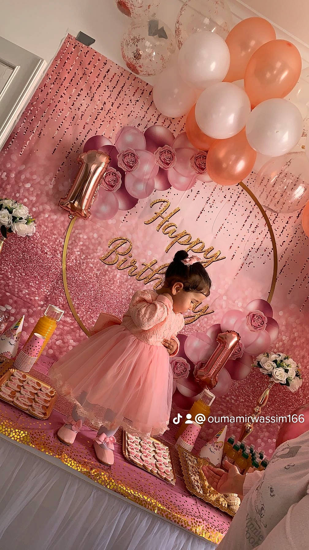 Dina a rejoint le concours — aidez-le/la à gagner de superbes lots ! art, balloon, beauty, decoration, doll, dress, event, fashion_design, formal_wear, happy, magenta, party_supply, pattern, peach, person, petal, photomontage, pink, purple, room