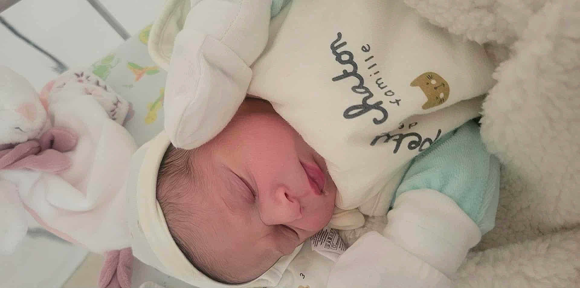 Camélia participe au concours pour gagner de l'argent avec cette photo : baby, blanket, child, closeup, clothing, cozy, cute, face, hat, indoors, infant, newborn, peaceful, person, plush, portrait, rest, sleeping, soft, warm