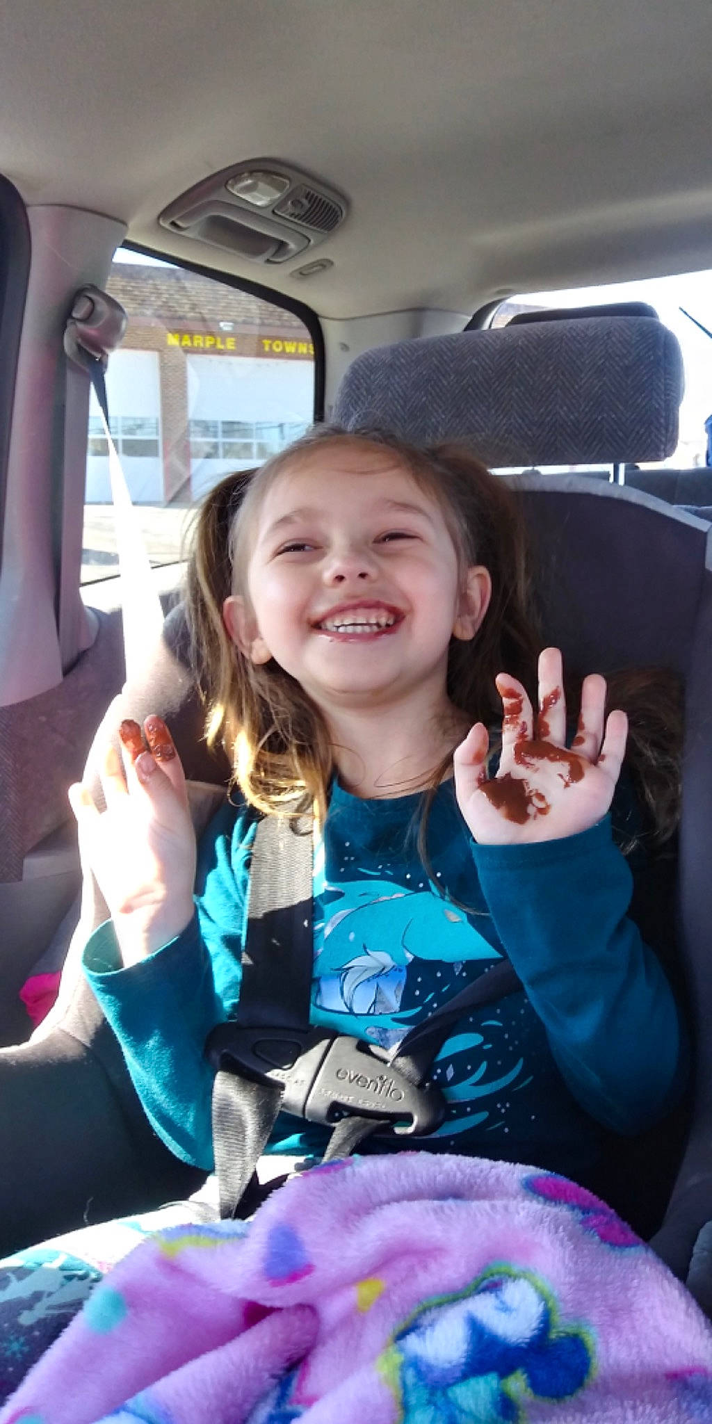 Vanessa is registered to the contest to win money with this photo: auto_part, car, car_seat, face, family_car, finger, gesture, hand, happy, head_restraint, joy, motor_vehicle, person, seat_belt, smile, steering_part, steering_wheel, thumb, travel, v_sign