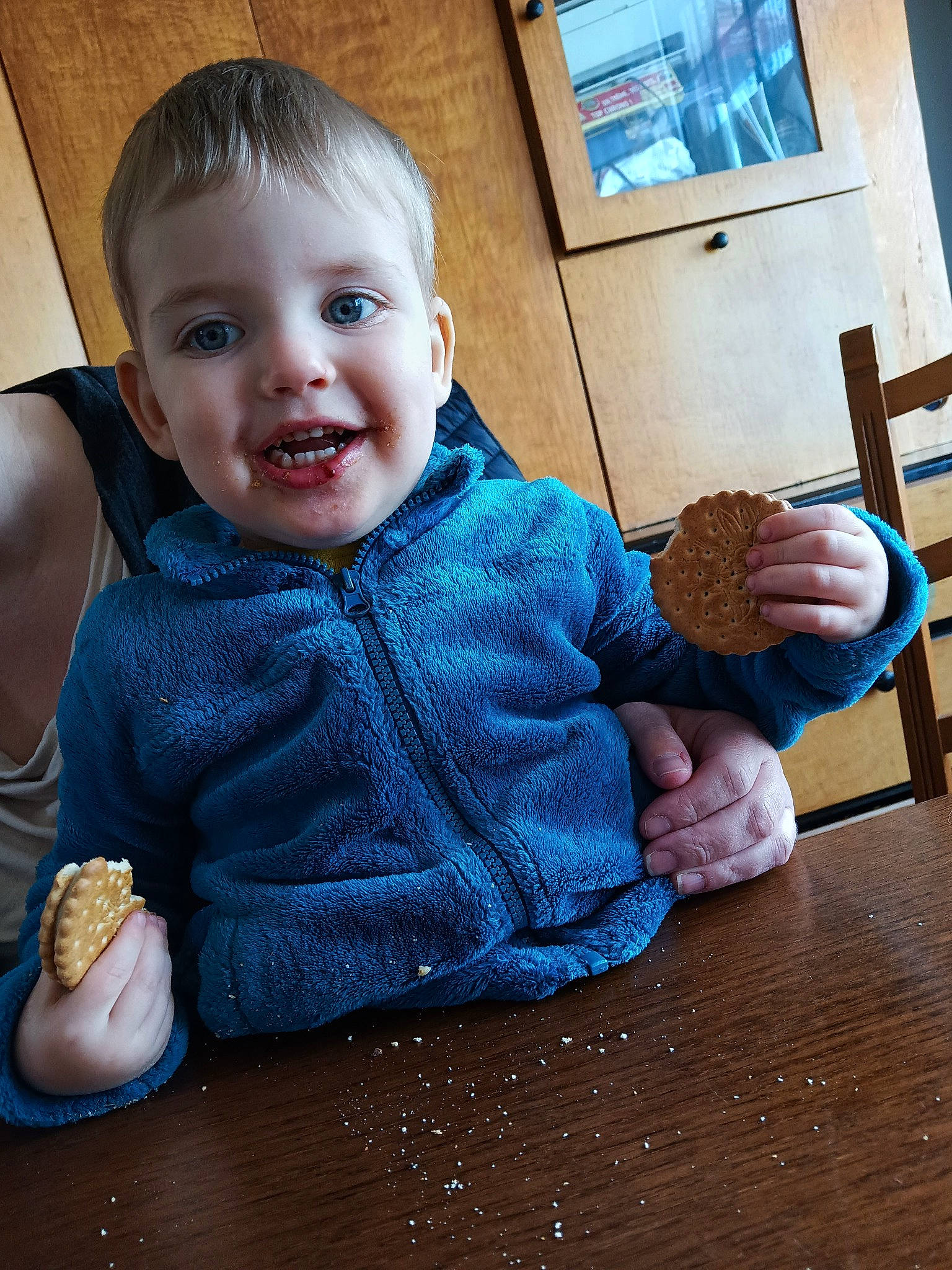 Noeelan participe au concours pour gagner de l'argent avec cette photo : arm, azure, baby, baby_toddler_clothing, chair, cheek, facial_expression, finger, flooring, food, hand, happy, person, skin, sleeve, smile, standing, tableware, toddler, window