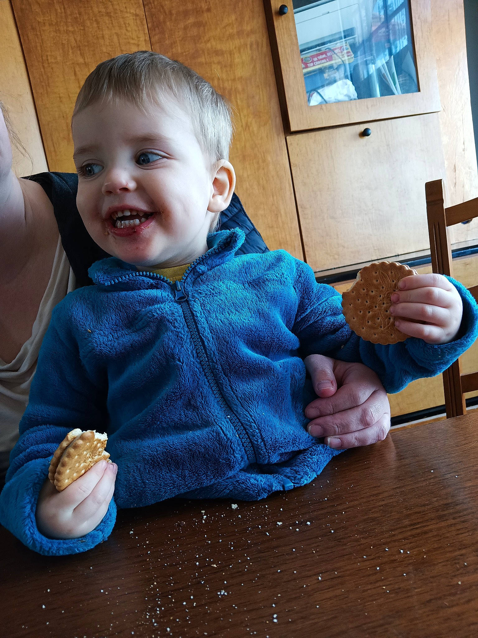 Noeelan a rejoint le concours — aidez-le/la à gagner de superbes lots ! arm, azure, baby_toddler_clothing, chair, cheek, child, finger, flooring, hand, happy, iris, person, product, skin, sleeve, smile, standing, tableware, toddler, window