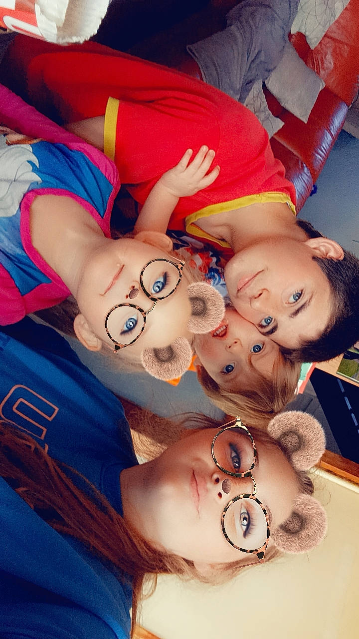 Noeelan a rejoint le concours — aidez-le/la à gagner de superbes lots ! cheek, chest, child, elbow, facial_expression, finger, fun, gesture, happy, human, interaction, joy, mouth, nail, nose, person, product, red, skin, thumb