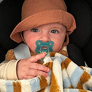 Livio a rejoint le concours — aidez-le/la à gagner de superbes lots ! baby, pacifier, blanket, hat, blue_eyes, hand, striped_blanket, infant, clothing, cute, portrait, child, warm, cozy, closeup, car_seat, toddler, soft, expression, face