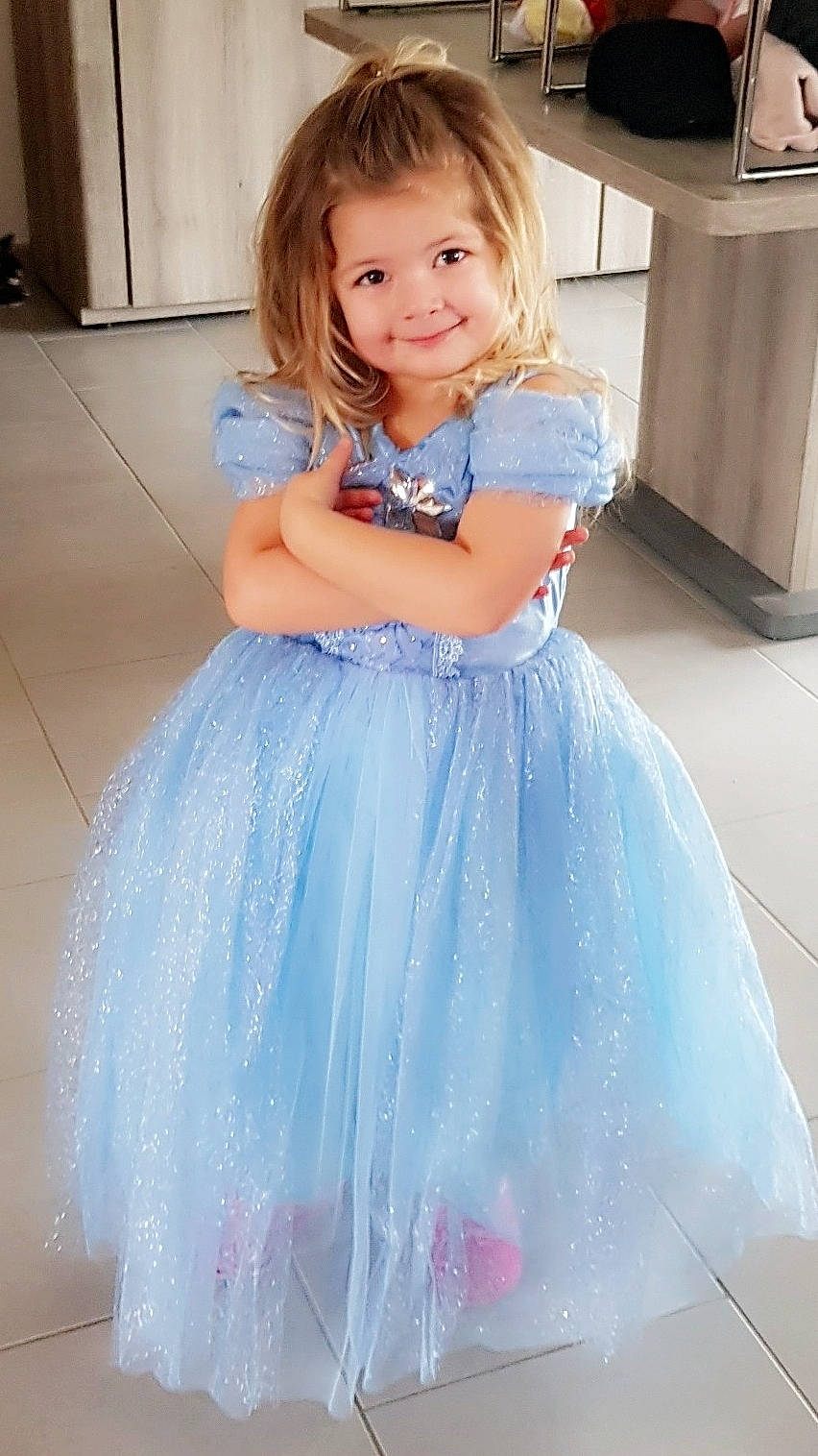 Louna a rejoint le concours — aidez-le/la à gagner de superbes lots ! bridal_party_dress, child, child_model, clothing, costume, dress, gown, iris, joy, person, toddler