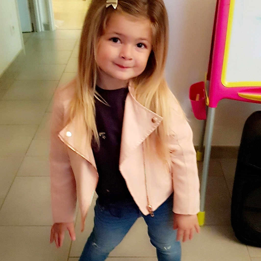 Louna a rejoint le concours — aidez-le/la à gagner de superbes lots ! child, child_model, outerwear, person, standing, toddler