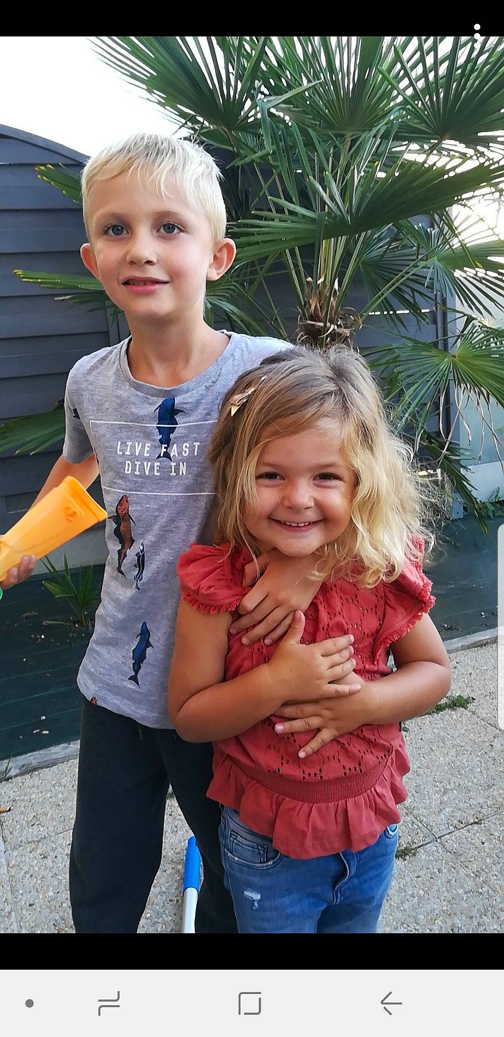 Louna participe au concours pour gagner de l'argent avec cette photo : blond, child, daughter, fun, gesture, joy, person, sibling, smile, summer, t_shirt, toddler, vacation