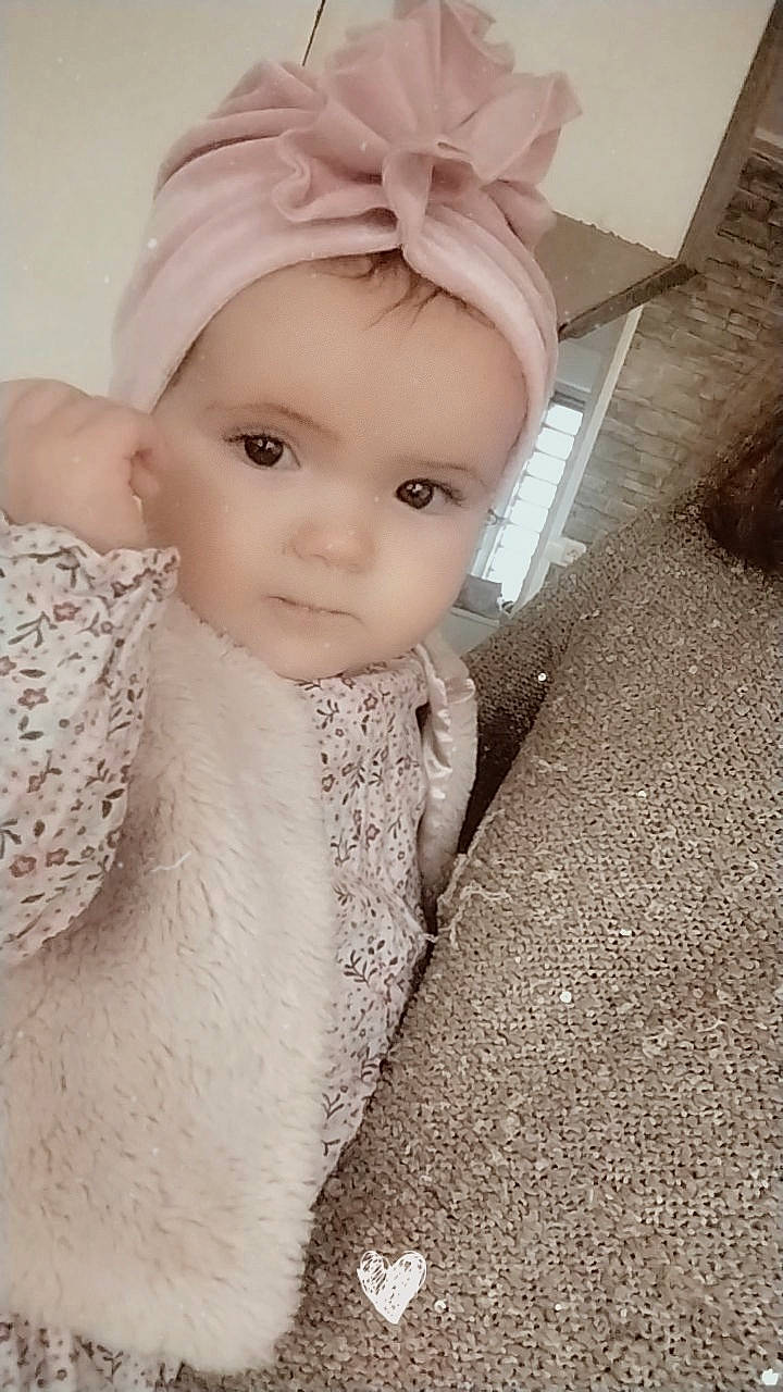 Mélyana a rejoint le concours — aidez-le/la à gagner de superbes lots ! baby, baby_toddler_clothing, cap, child, dress, eye, fashion_accessory, flash_photography, fur, grass, happy, headpiece, iris, lip, outerwear, pattern, person, portrait_photography, sleeve, toddler