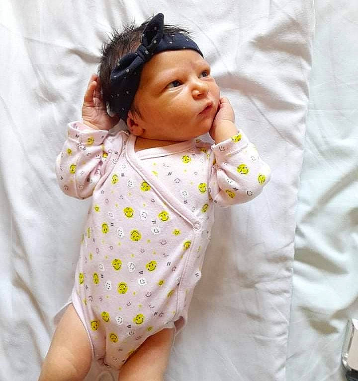 Thalia a rejoint le concours — aidez-le/la à gagner de superbes lots ! arm, baby, baby_safety, baby_sleeping, baby_toddler_clothing, child, comfort, face, finger, hand, hat, headwear, infant_bodysuit, linens, neck, nose, pattern, person, product, skin