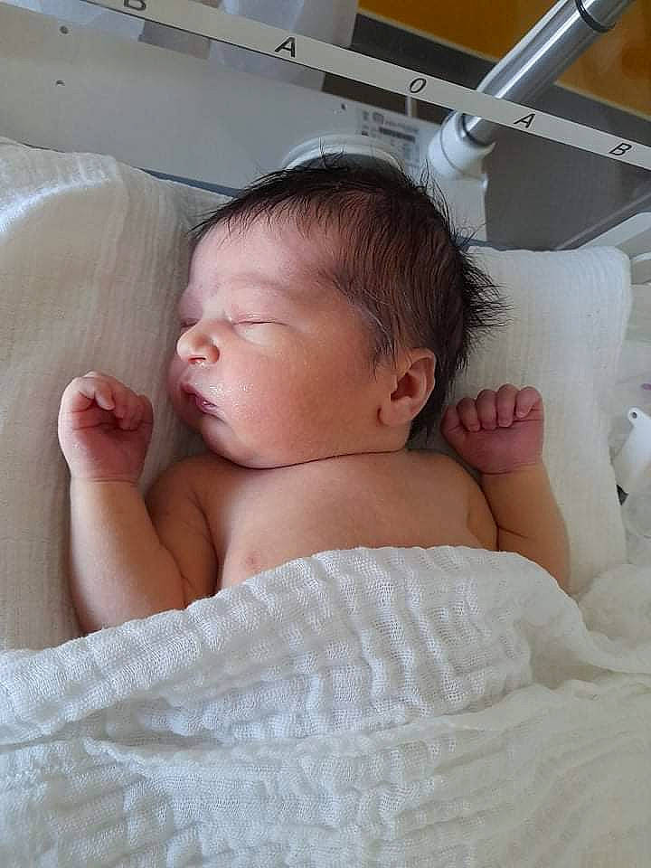 Thalia participe au concours pour gagner de l'argent avec cette photo : baby, baby_sleeping, bed, bedding, chest, child, comfort, ear, eyelash, finger, hair, human, linens, mammal, medical_equipment, muscle, person, room, skin, thumb