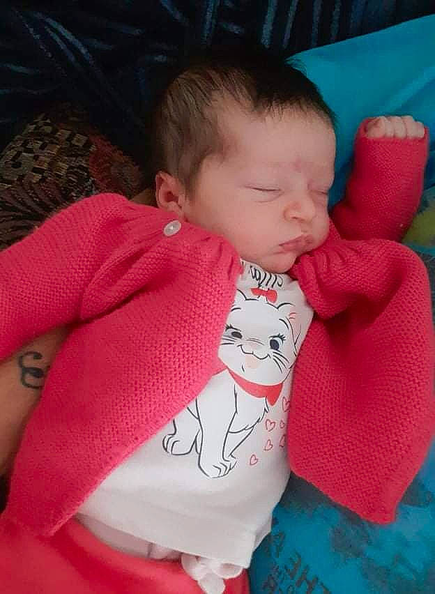 Thalia a rejoint le concours — aidez-le/la à gagner de superbes lots ! baby, baby_toddler_clothing, cheek, christmas, comfort, facial_expression, happy, head, holiday, human_body, lap, linens, neck, outerwear, pattern, person, skin, sleeve, t_shirt, textile