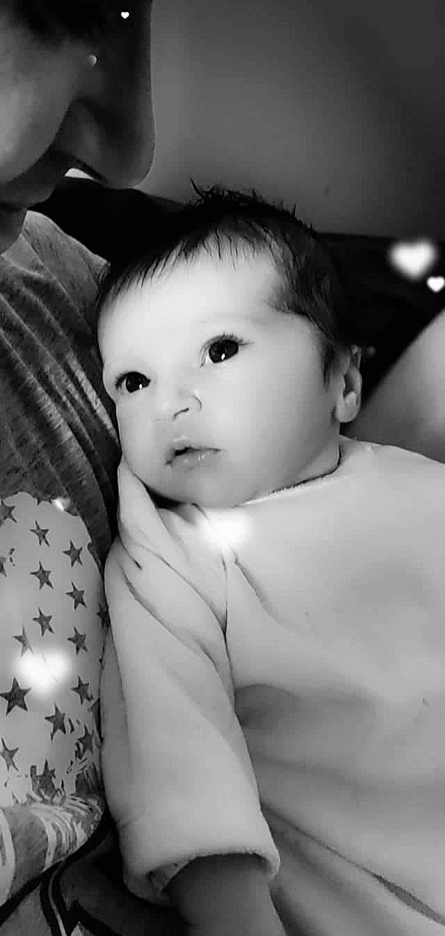 Thalia participe au concours pour gagner de l'argent avec cette photo : baby, black_and_white, cheek, eyelash, finger, flash_photography, forehead, gesture, hand, happy, human_body, iris, lip, mouth, neck, nose, person, shoulder, skin, style