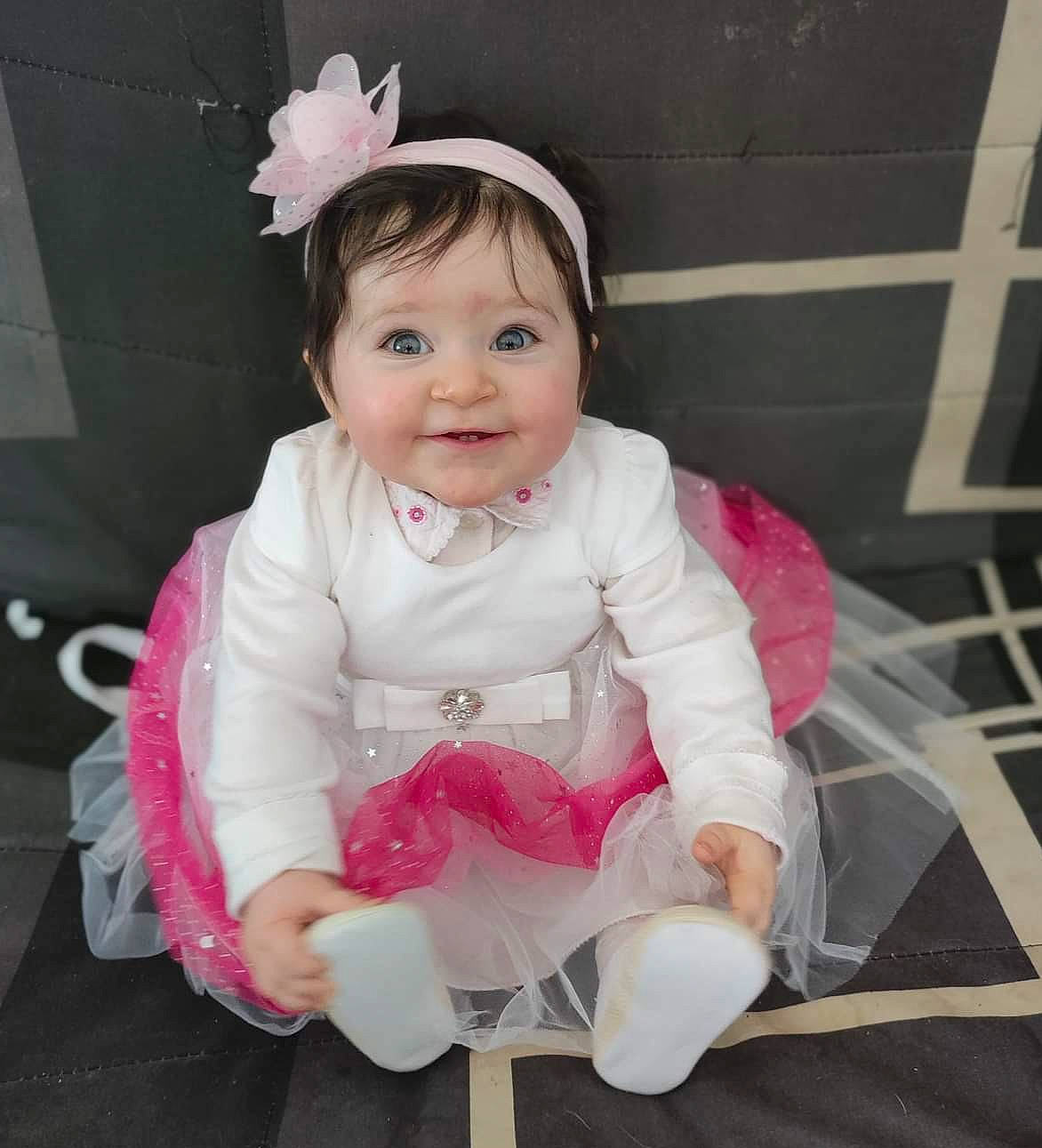 Thalia a rejoint le concours — aidez-le/la à gagner de superbes lots ! baby, baby_toddler_clothing, cheek, child, dress, fashion_accessory, fun, happy, headband, headgear, headpiece, iris, joy, magenta, person, pink, purple, sitting, sleeve, smile