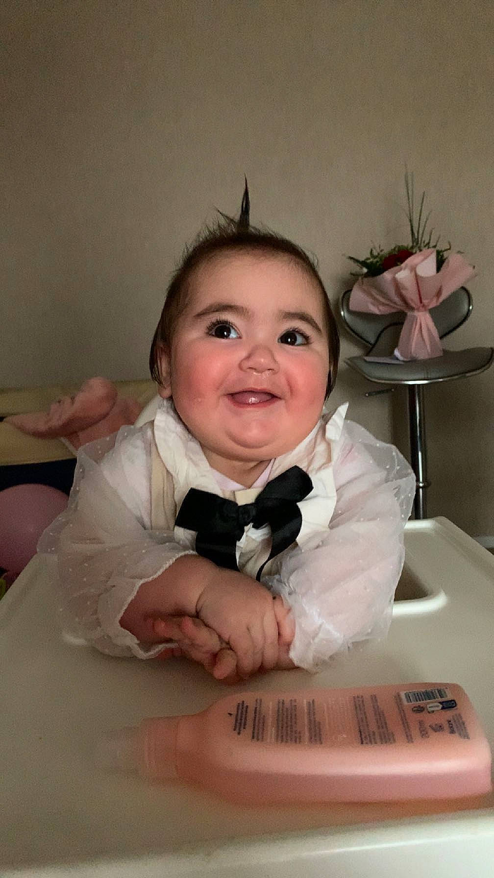 Brooklyne participe au concours pour gagner de l'argent avec cette photo : bow_tie, chair, child, dress, dress_shirt, event, eye, fashion_accessory, flowerpot, formal_wear, fun, happy, houseplant, joy, person, room, sitting, smile, suit, toddler