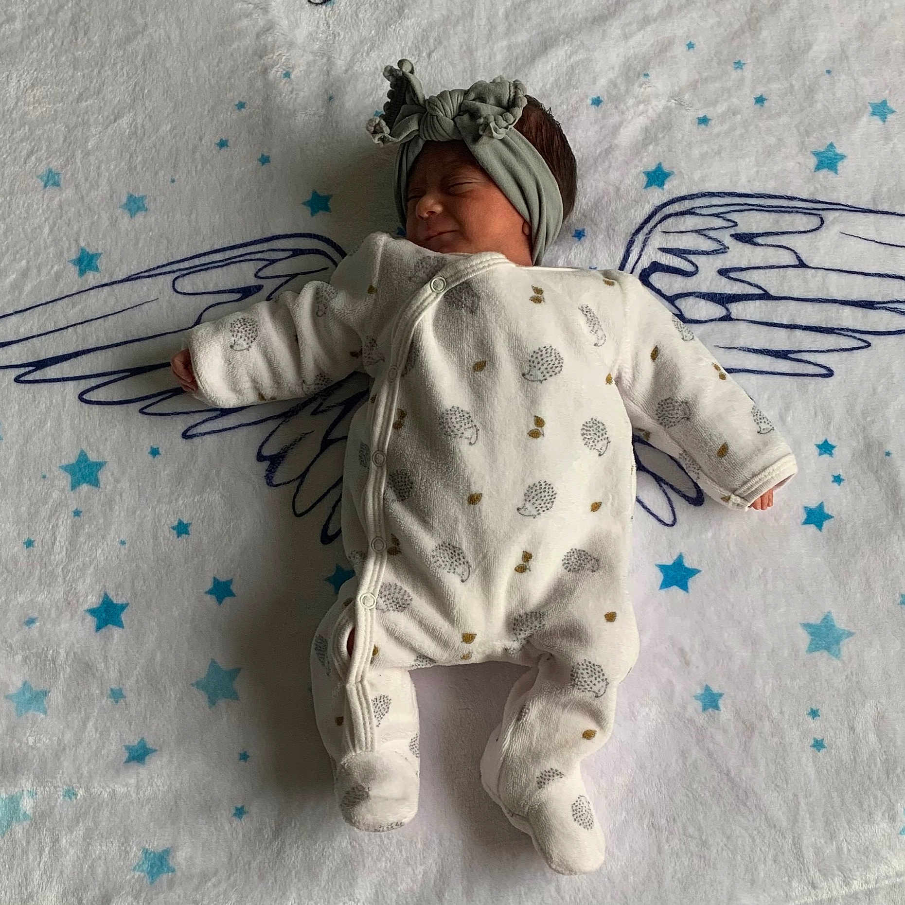 Brooklyne participe au concours pour gagner de l'argent avec cette photo : baby, baby_sleeping, baby_toddler_clothing, beanie, cap, child, comfort, electric_blue, fashion_accessory, fur, linens, pattern, room, sleeve, toddler, winter