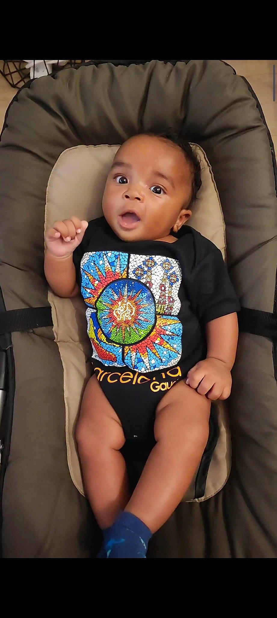 Mayden participe au concours pour gagner de l'argent avec cette photo : baby, baby_products, baby_toddler_clothing, car_seat, chair, cheek, child, comfort, eye, hair, head, human_leg, neck, organ, person, seat_belt, skin, sleeve, surprise, t_shirt