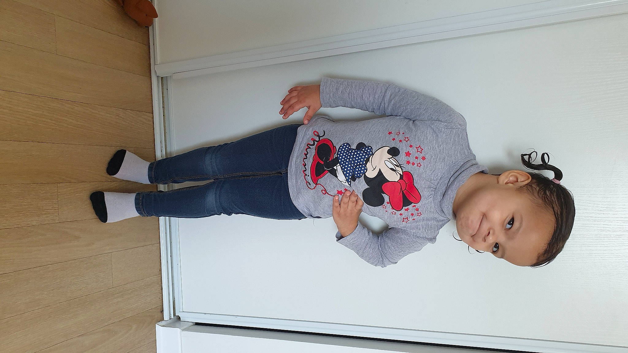 Mya a rejoint le concours — aidez-le/la à gagner de superbes lots ! baby, baby_sleeping, child, comfort, elbow, flooring, foot, hardwood, human_leg, knee, linens, person, room, sleeve, sock, t_shirt, thigh, toddler, walking_shoe, wood