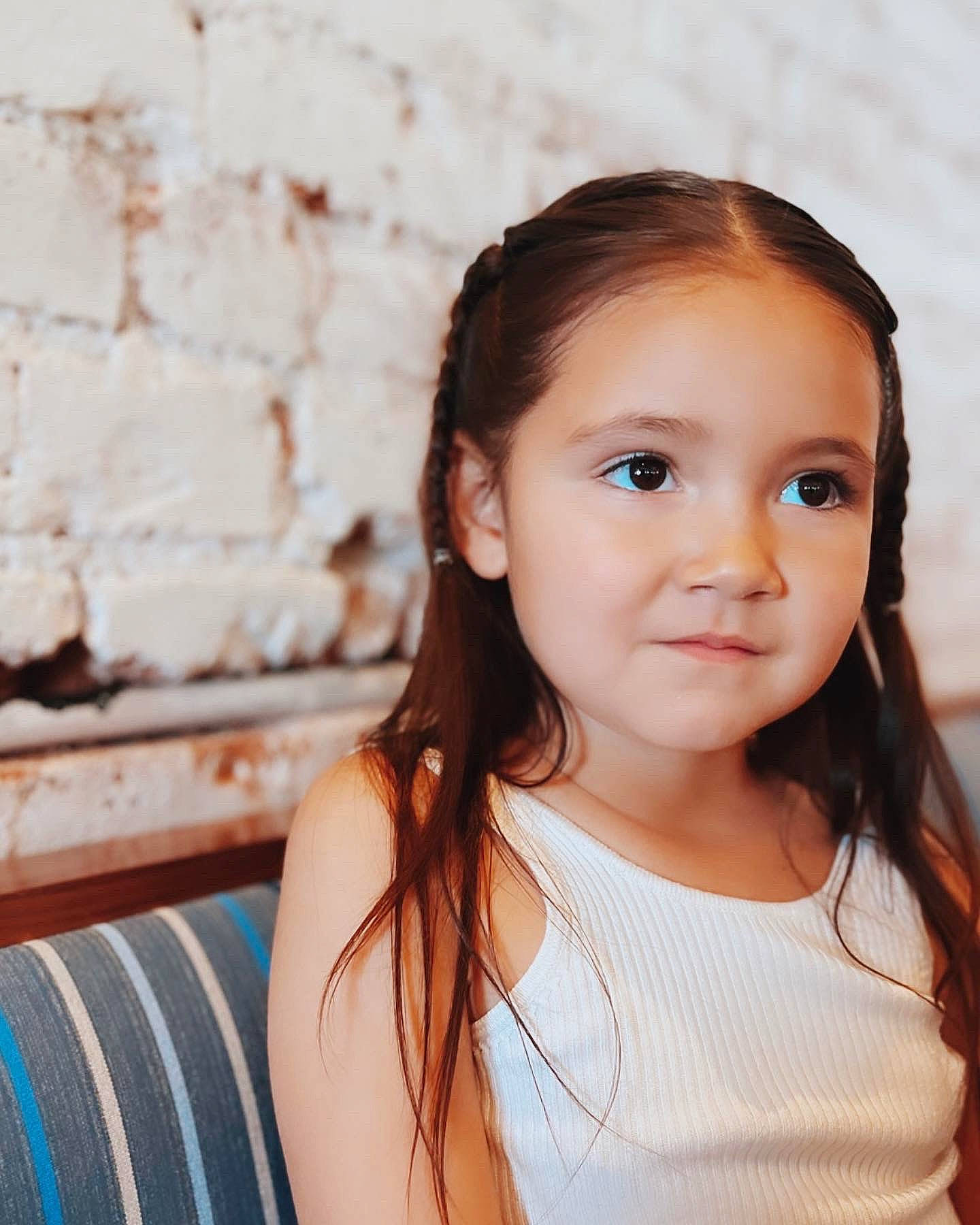 Jaciby is registered to the contest to win money with this photo: black_hair, blond, brown_hair, cheek, chin, eyebrow, eyelash, face, flash_photography, hair, hairstyle, happy, lip, long_hair, neck, person, shoulder, skin, smile, t_shirt