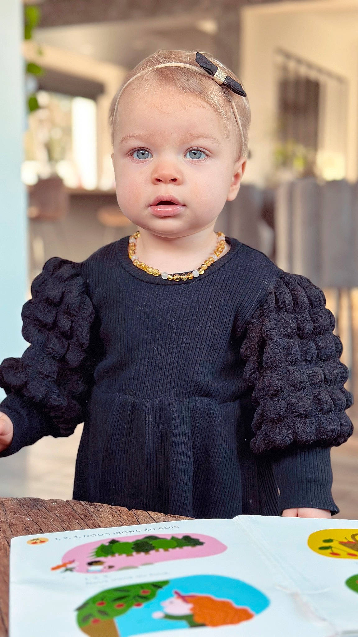 élisa a rejoint le concours — aidez-le/la à gagner de superbes lots ! baby_toddler_clothing, cake, cake_decorating, child, dessert, dress, event, face, fashion_accessory, food, formal_wear, green, hairstyle, icing, jewellery, person, plate, sweetness, table, tableware