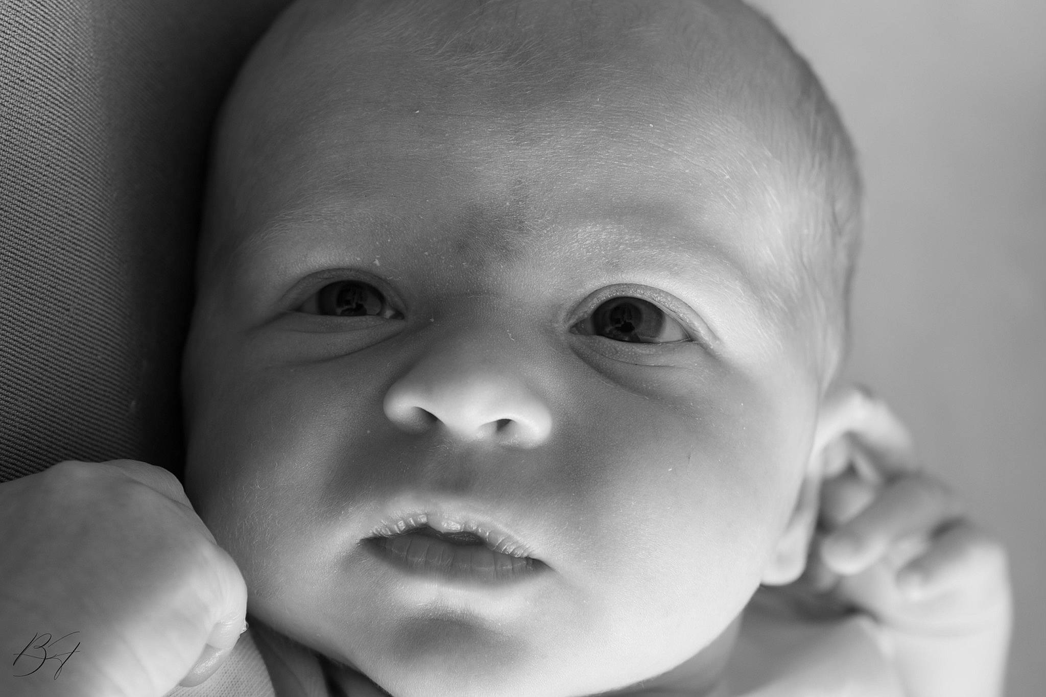 Eléna a rejoint le concours — aidez-le/la à gagner de superbes lots ! arm, black, cheek, chin, ear, eye, eyebrow, eyelash, face, flash_photography, gesture, happy, human_body, iris, lip, mouth, nose, person, skin, smile