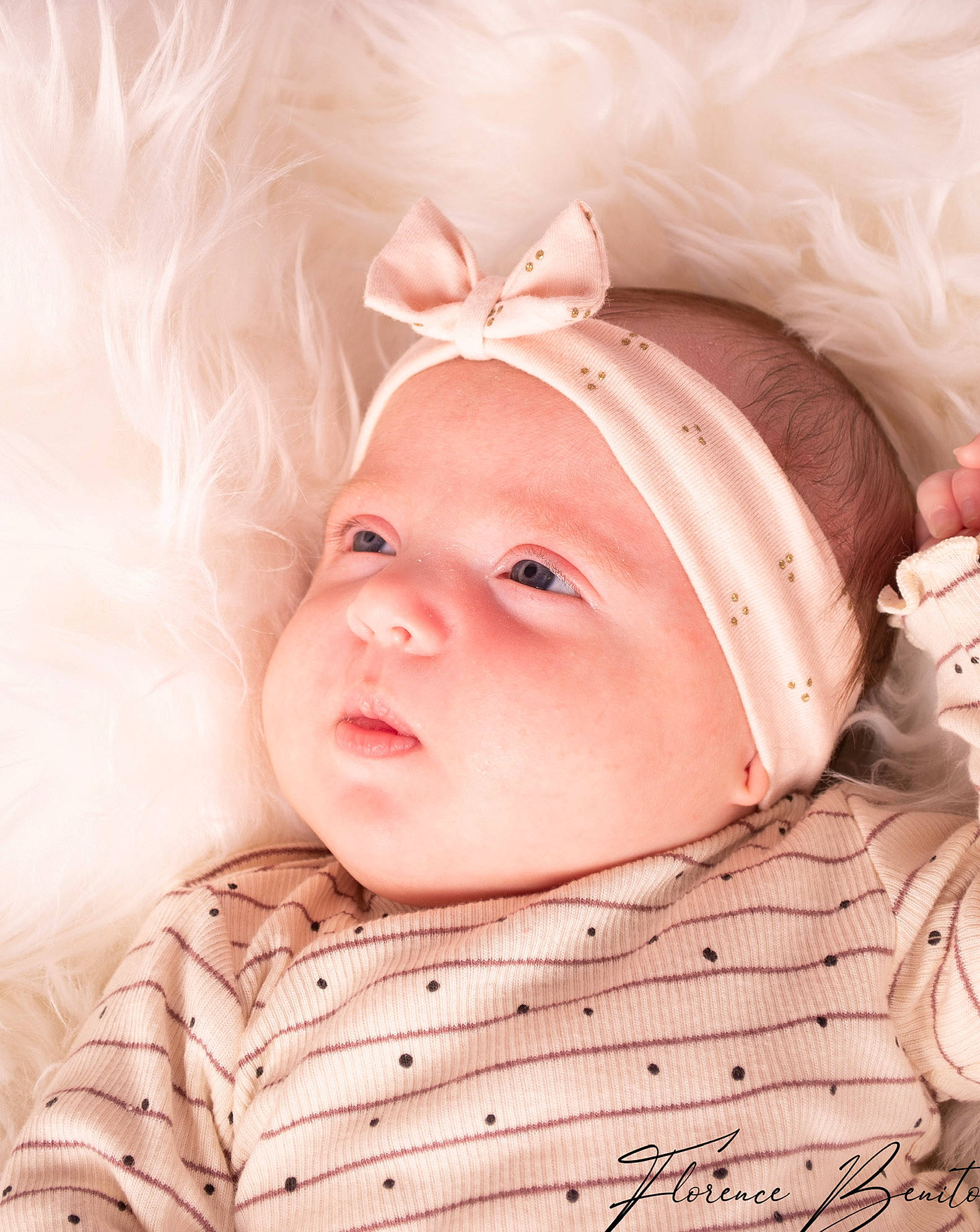 Naëlle participe au concours pour gagner de l'argent avec cette photo : baby, cheek, child, ear, eye, face, fashion_accessory, hair_accessory, head, headgear, headwear, organ, person, photograph, photography, pink, portrait_photography, skin, toddler